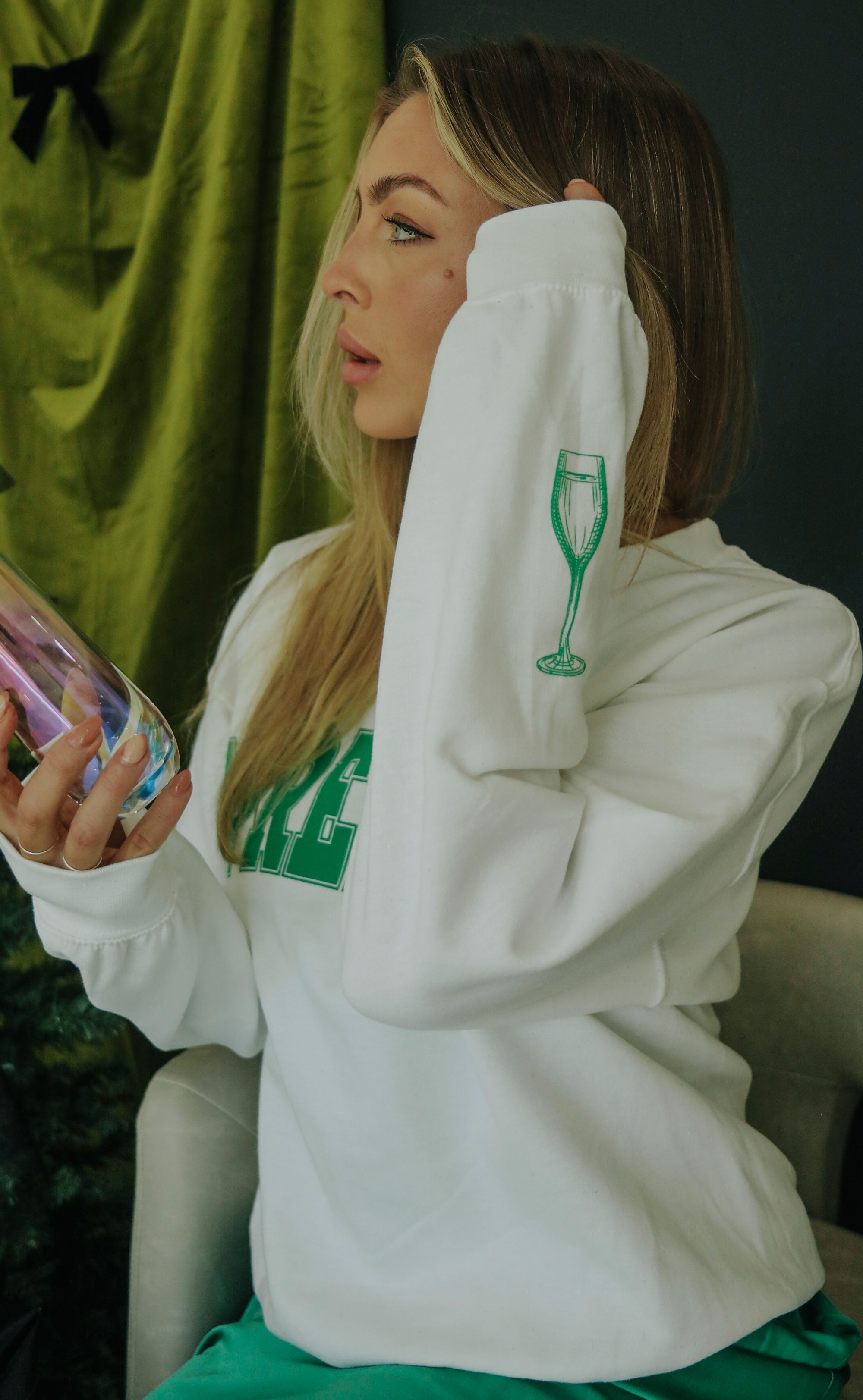 friday + saturday: apres ski sweatshirt