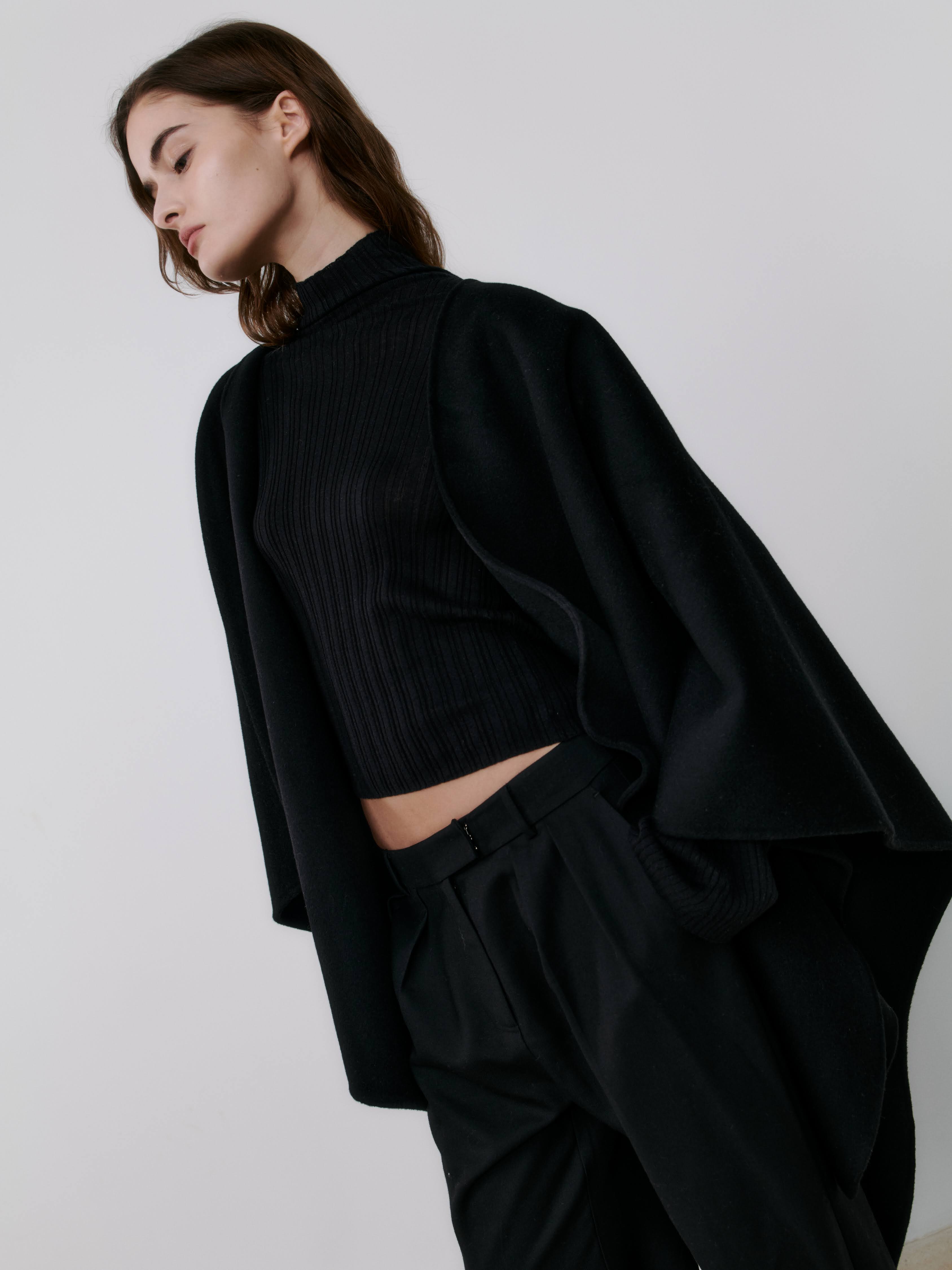 THE CASHMERE CAPE - BLACK