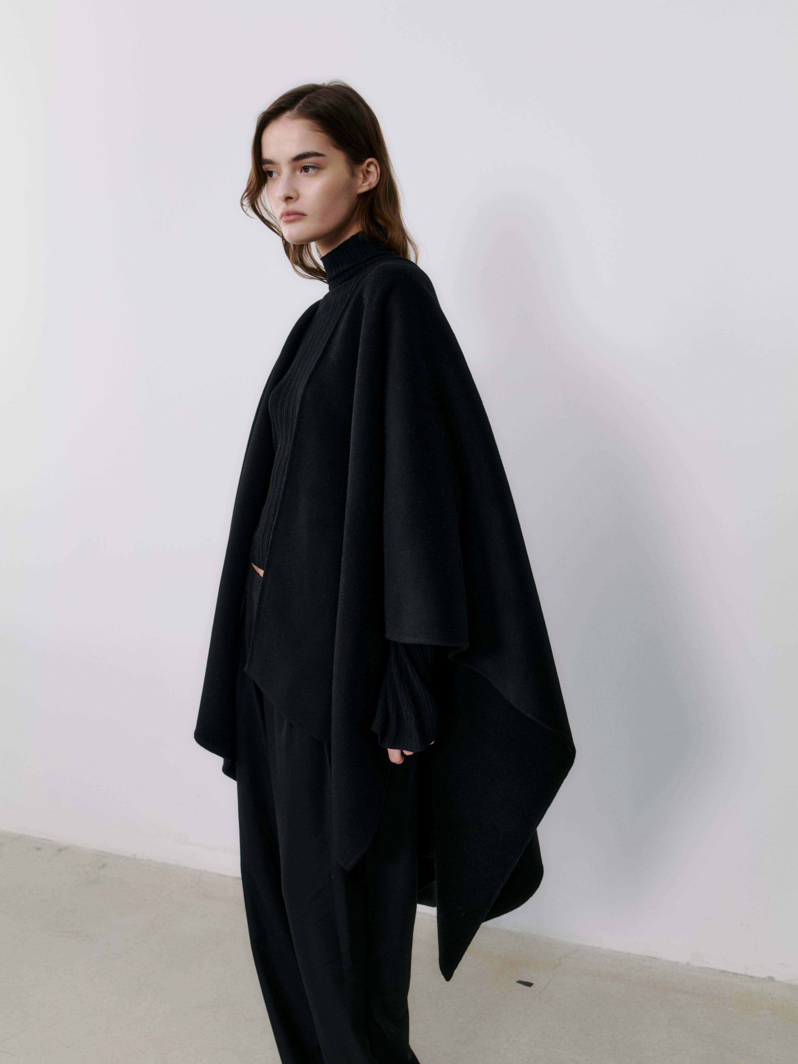 THE CASHMERE CAPE - BLACK