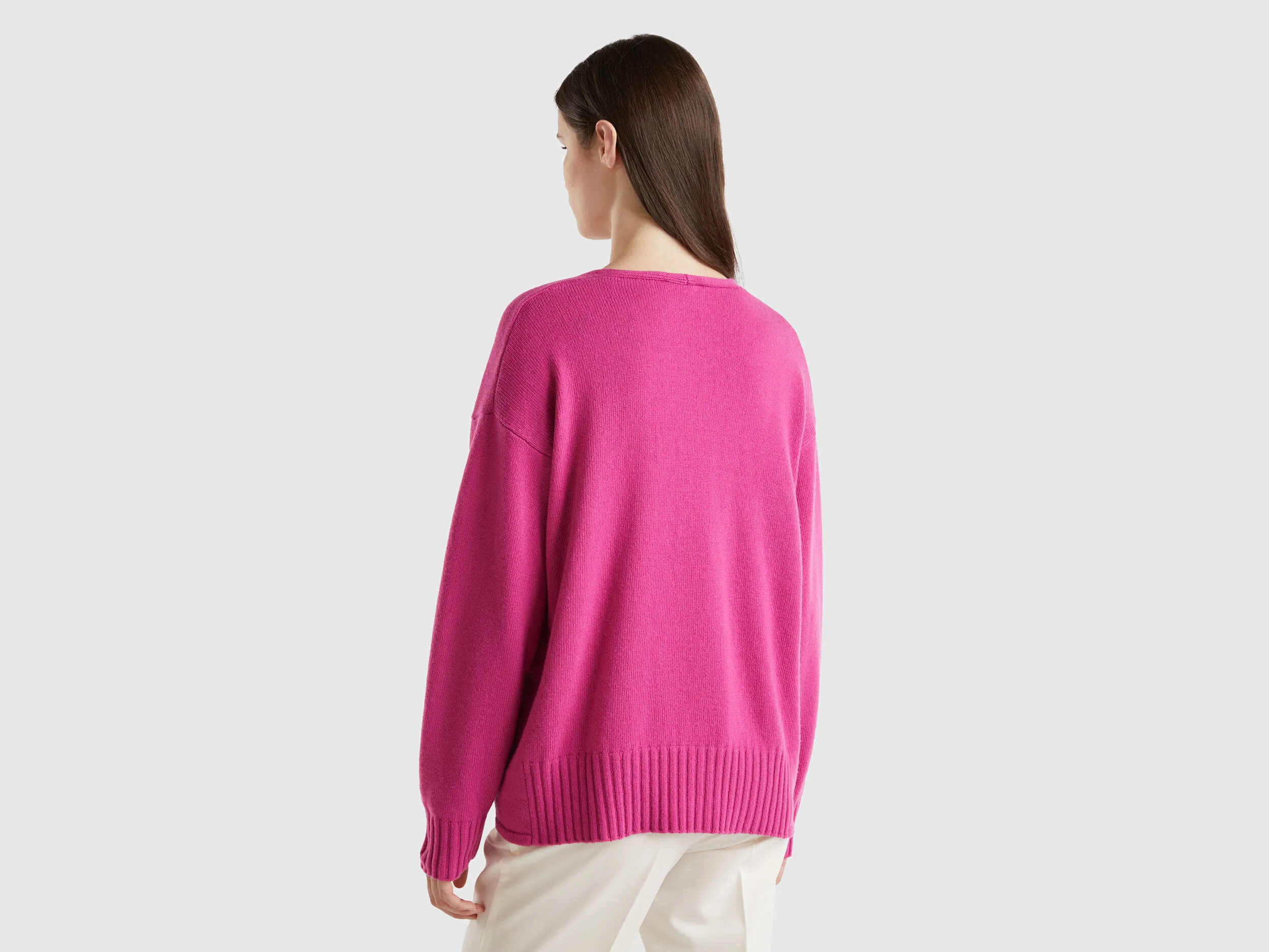 V-neck sweater in wool blend - Cyclamen | Benetton